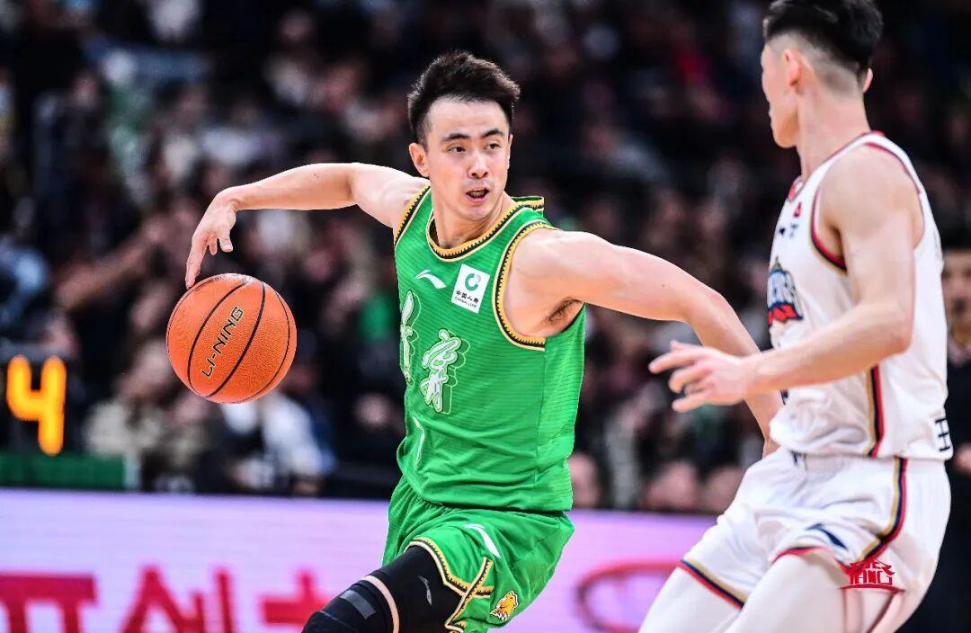 冲刺阶段体能课后，辽宁本钢外线爆发备战CBA常规赛，态度坚定，心理建设被强调的简单介绍