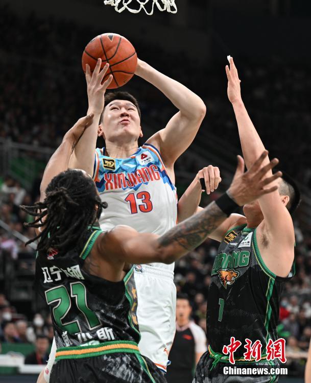 冲刺阶段体能课后，辽宁本钢外线爆发备战CBA常规赛，态度坚定，心理建设被强调的简单介绍